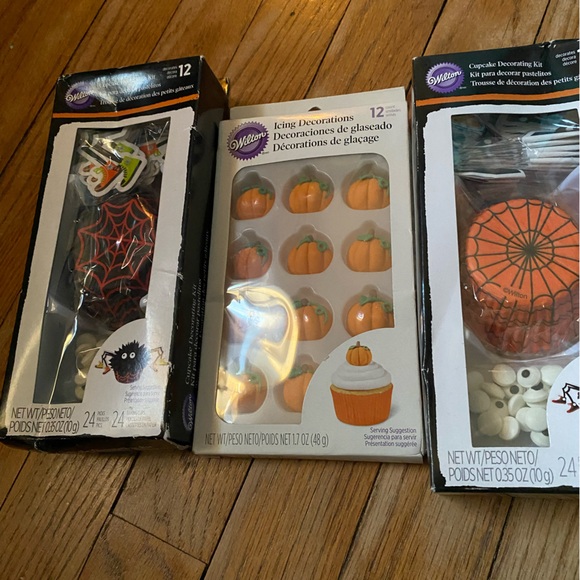 New in Package Wilton Halloween/ Fall Theme Baking Set! - Picture 2 of 9